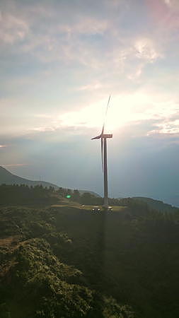 航拍美丽乡村风力发电场视频的预览图