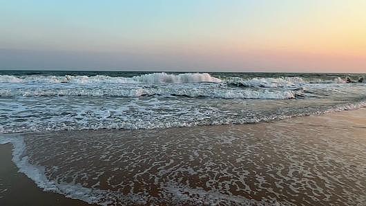 阳光沙滩海浪视频的预览图