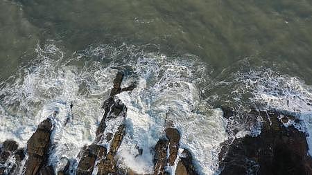 航拍海浪海边视频的预览图