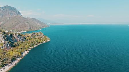 航拍4K抚仙湖风景海岸岛屿湖泊大气唯美高清俯拍视频的预览图