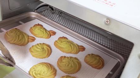 烤箱烘焙烤抹茶曲奇饼干视频的预览图
