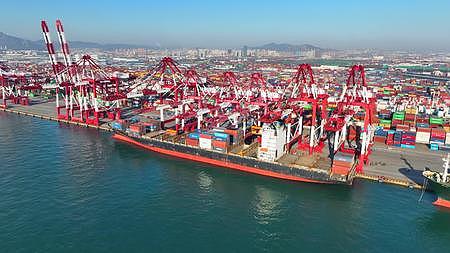 海港港口码头起重机货轮装卸集装箱4K视频的预览图