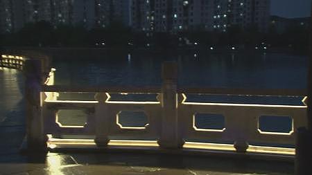 春雨夜幕下都市古镇桥边亭台栏杆灯光运镜视频视频的预览图