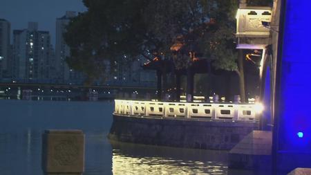 春雨夜幕下都市古镇桥边亭台虚实视频视频的预览图