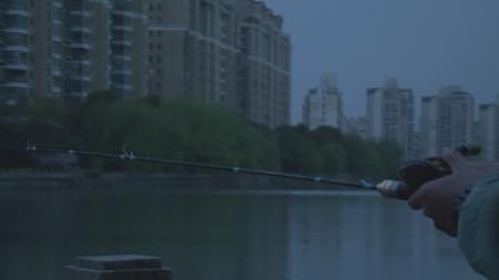 春雨夜幕下都市古镇亭台桥边钓鱼人视频视频的预览图