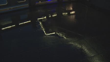 春雨夜幕下都市古镇桥边灯光视频视频的预览图