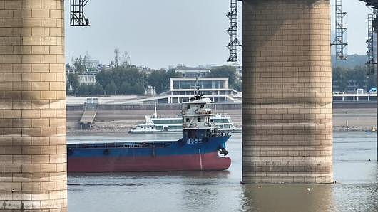 2022年长江流域干旱一艘货轮过武汉长江大桥下视频的预览图