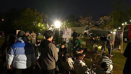 4K夜晚露营樱花赏花朋友聚会视频的预览图