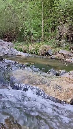 清泉石上流实拍山涧溪水视频的预览图