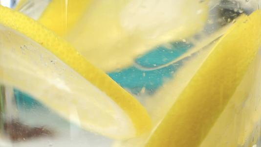黄色的柠檬水加冰块特写镜头慢动作视频的预览图