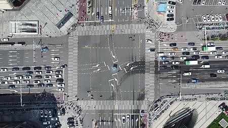 城市交通航拍十字路口航拍视频的预览图
