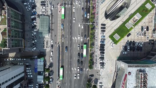 城市交通航拍十字路口航拍视频的预览图