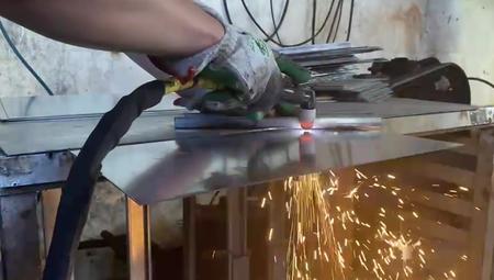 工业电焊切割烧焊火花电气切铁板视频的预览图