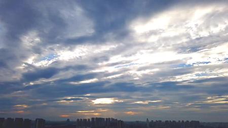 清晨雨后的蓝天白云视频的预览图