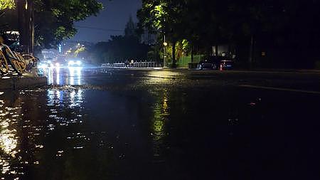 雨夜街景中的车流视频的预览图