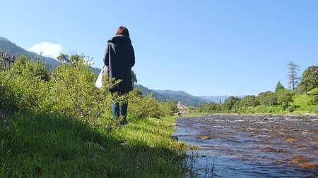西藏草原生态小溪流水河流玩水女性行走背影视频的预览图