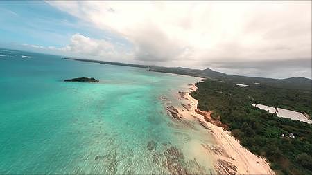 FPV穿越机无人机航拍海浪冲击海滩沙滩海岛森林视频的预览图