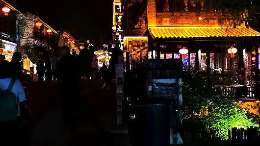 山东枣庄台儿庄古城夜景饮食篇视频的预览图