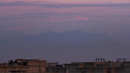 在成都市区遥望华西雨屏雪山云开视频的预览图