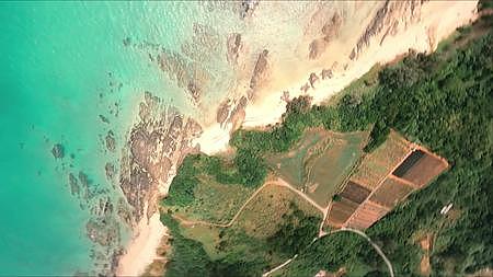FPV穿越机无人机航拍海边海浪冲击沙滩海岛森林视频的预览图