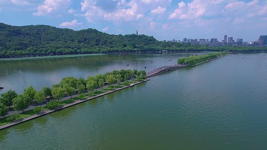 航拍杭州西湖白堤锦带桥DLOG视频的预览图
