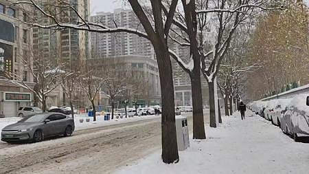 北方城市雪后街道高清视频视频的预览图