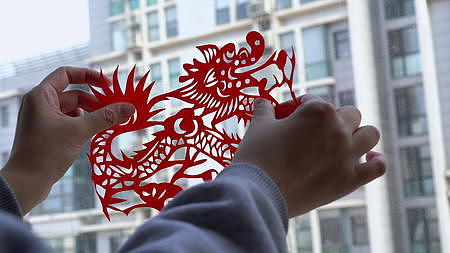 元宵节龙年春节贴剪纸窗花庆祝团圆节日视频的预览图