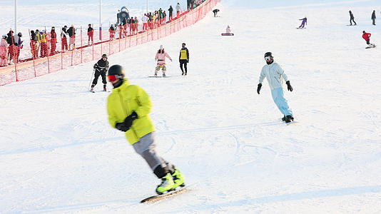 滑雪场滑雪镜头视频的预览图