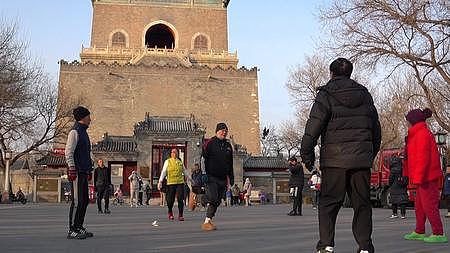 老北京踢毽子鼓楼公园视频的预览图