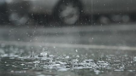 雨水落到地面溅起水花视频的预览图
