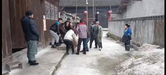 农村春节杀猪过新年视频的预览图
