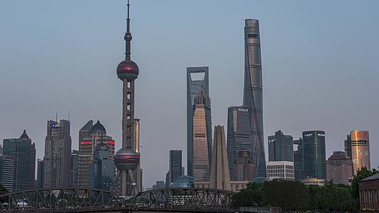 4k上海三件套灯光秀日转夜延时摄影视频的预览图