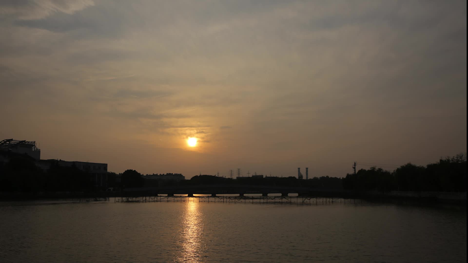 平望平波桥太日落日出视频的预览图