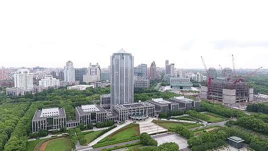 上海浦东新区政府大楼航拍视频的预览图