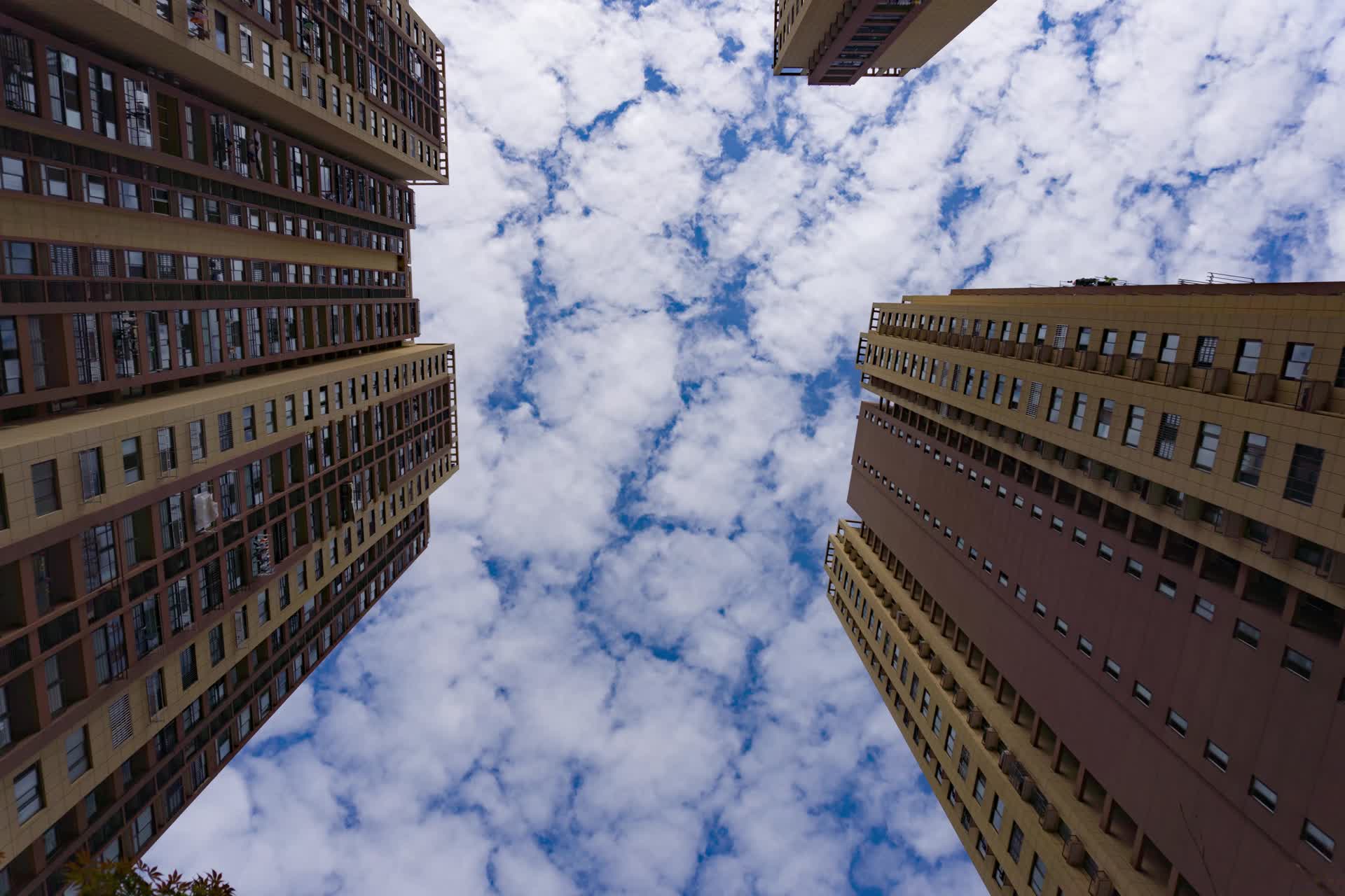 城市楼宇上空蓝天白云延时视频的预览图