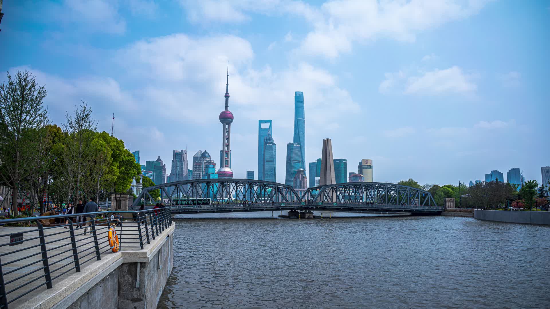 延时8k上海外白渡桥陆家嘴视频的预览图
