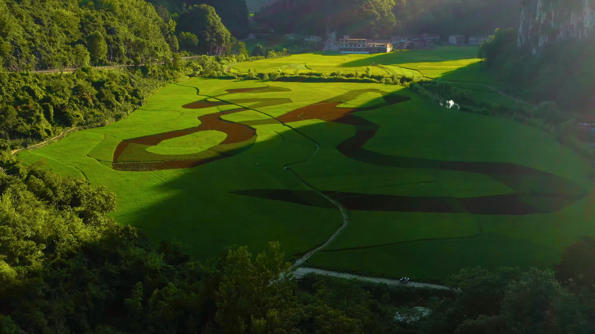 4k航拍贵州5A级风景区龙宫视频的预览图