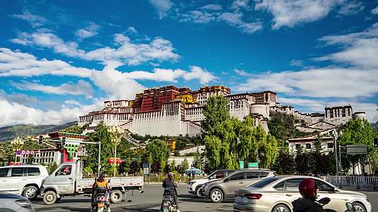 8k延时西藏布达拉宫清晨车流素材视频的预览图