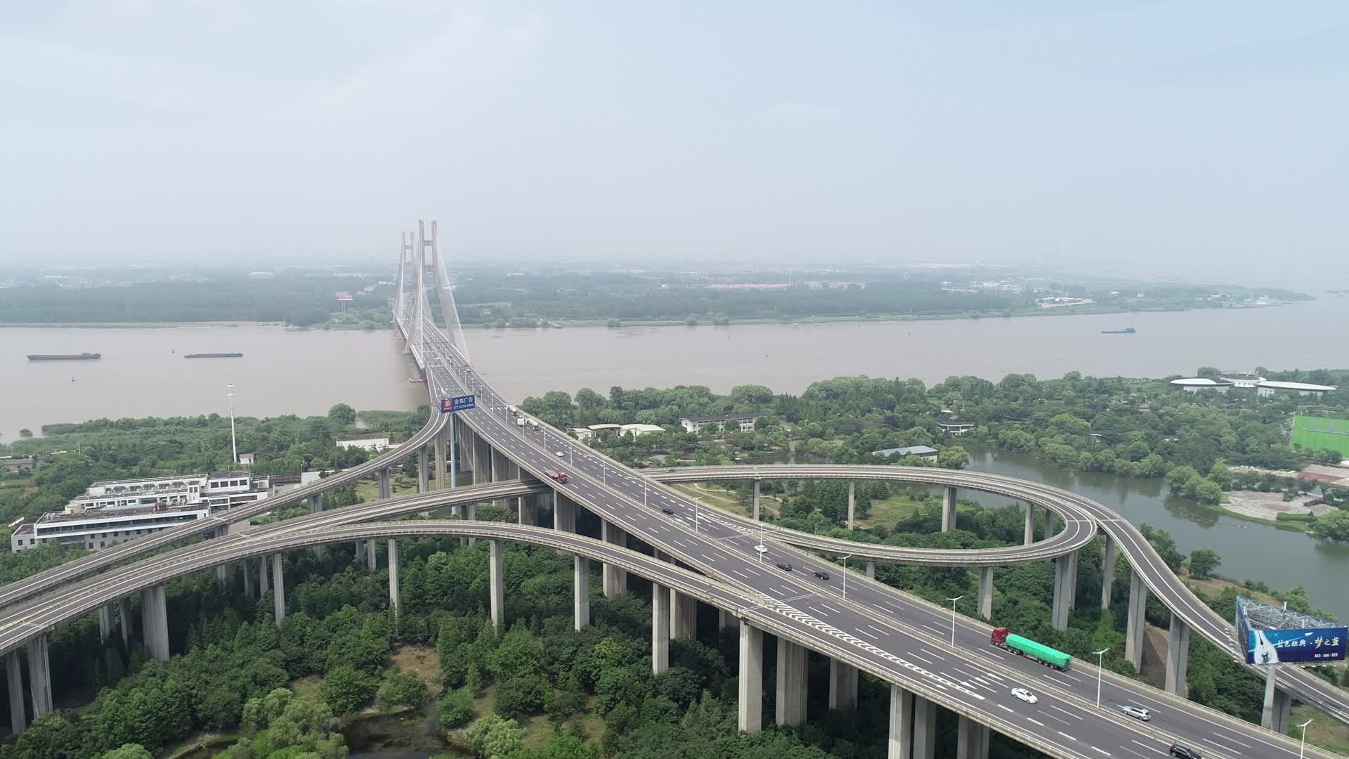 4K航拍扬州润扬大桥视频的预览图