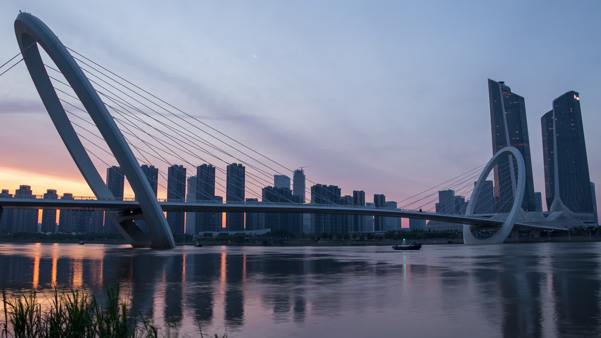 4K实拍南京眼步行桥日出视频的预览图