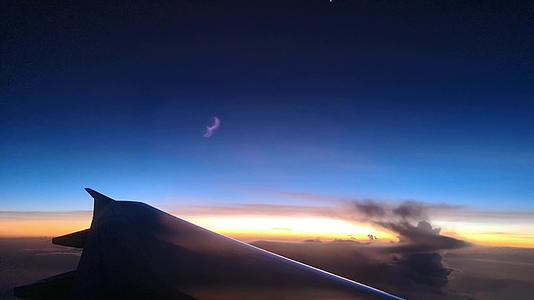 飞机上日出朝霞高清实拍视频的预览图