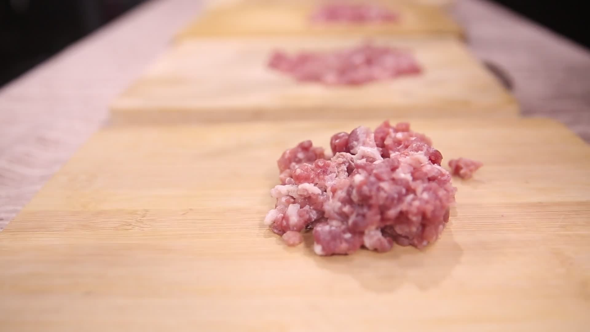 实拍厨房切猪肉视频的预览图