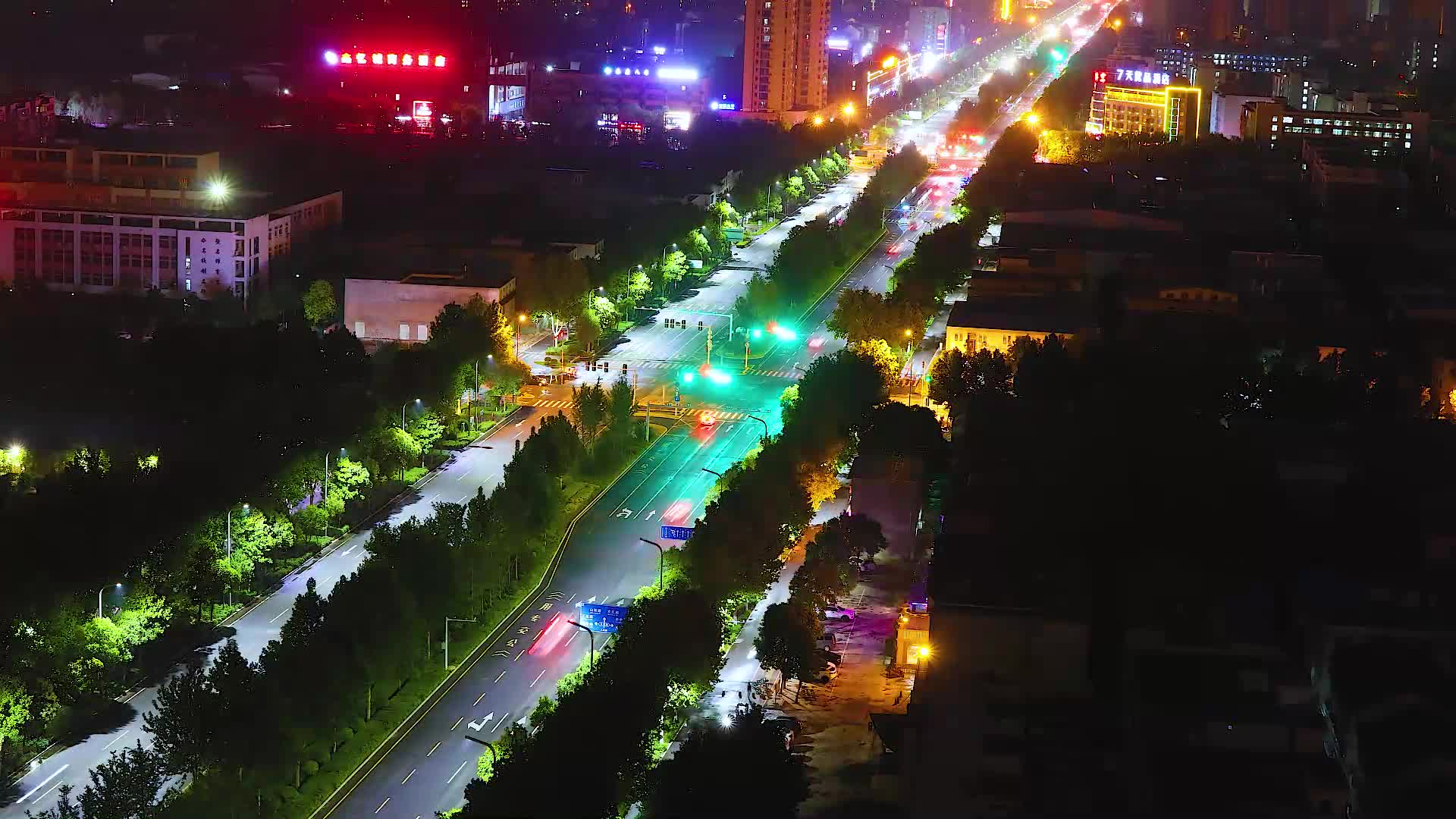 城市道路夜间车流延时视频的预览图