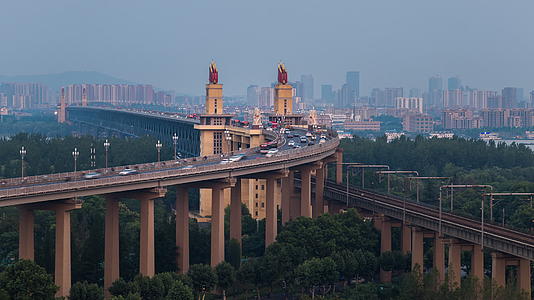 4K延时南京长江大桥日转夜视频的预览图