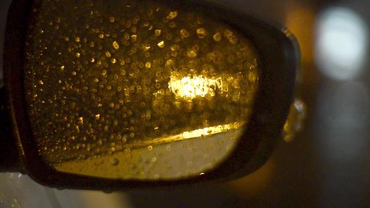 雨滴汽车反光镜视频的预览图