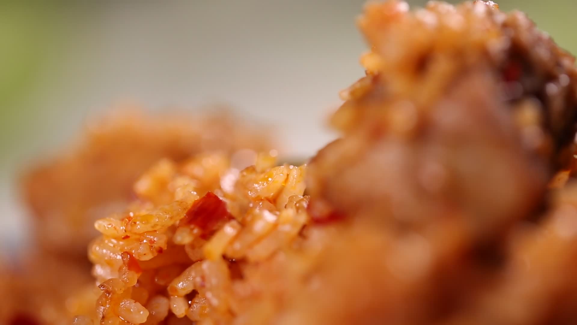 实拍家常美食排骨焖饭视频的预览图