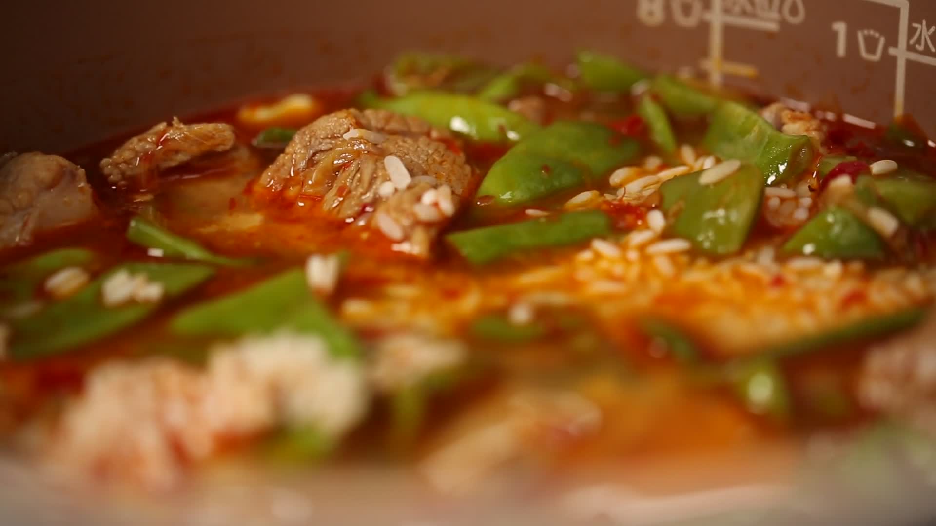 实拍东北排骨扁豆焖饭制作方法视频的预览图