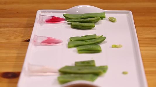实拍水煮扁豆并测试龙葵碱变化的中毒实验视频的预览图