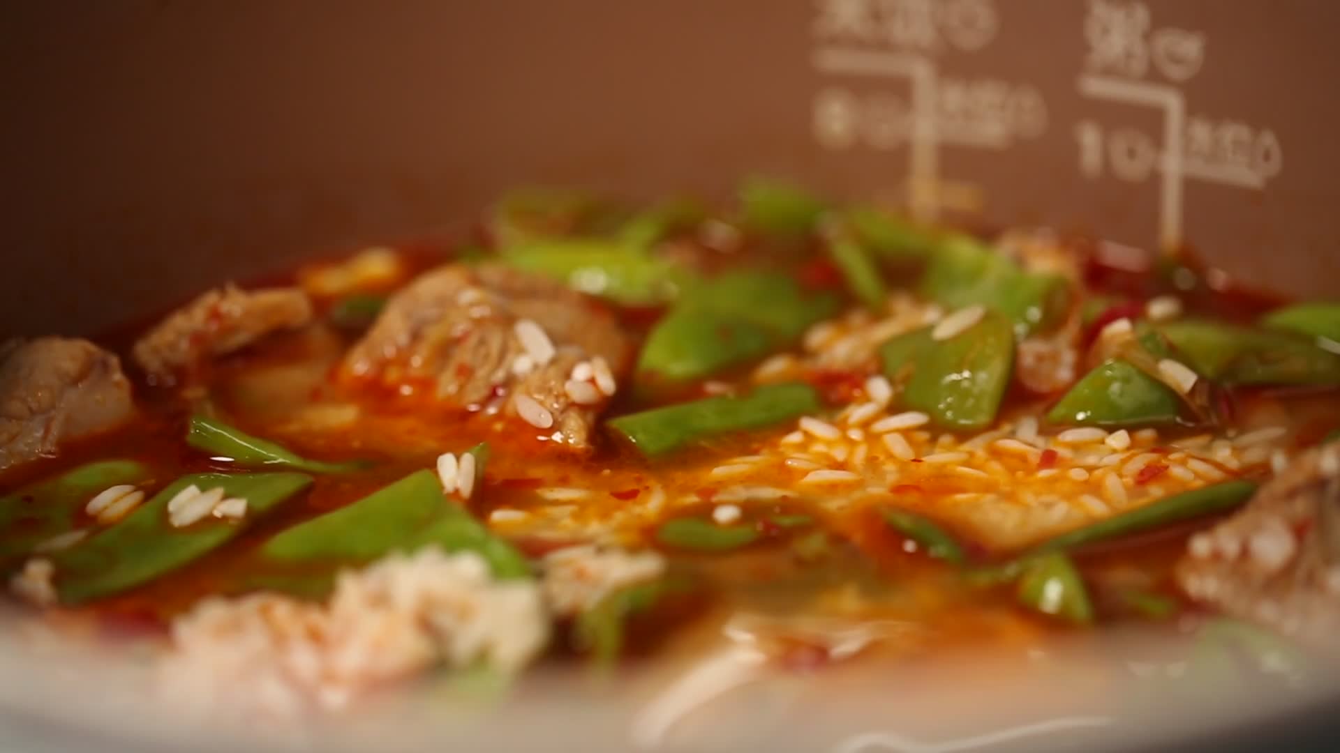 实拍东北排骨扁豆焖饭制作方法视频的预览图