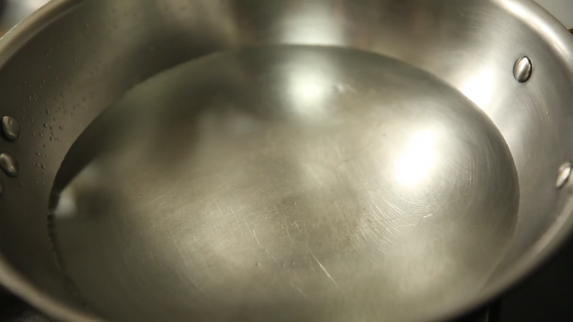 实拍做饭葱姜蒜去腥炝锅步骤视频的预览图